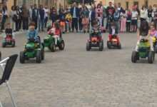 Los niños con sus pequeños tractores