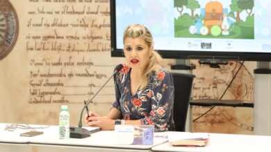 Elena Justo, concejala de Juventud, presentando los campamentos