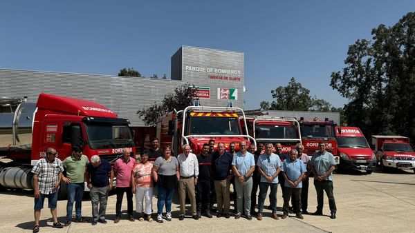 Personalidades en la entrega del nuevo vehículo