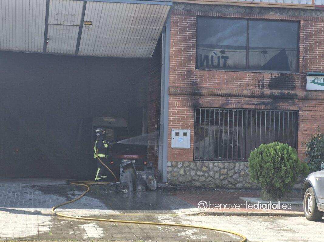 Un bombero de Benavente refresca la zona afectada
