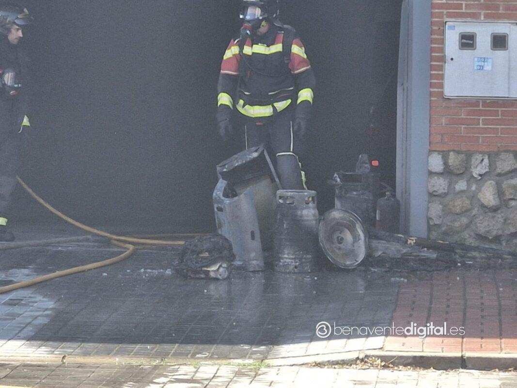 Un bombero de Benavente sacando restos del interior de la oficina
