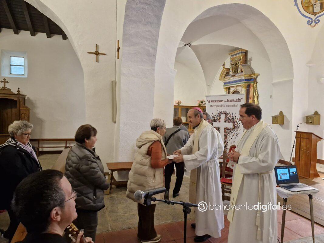 El obispo de Astorga preside en Navianos el Rito del Envío