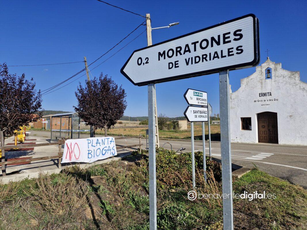 pancartas contra la planta de biogás