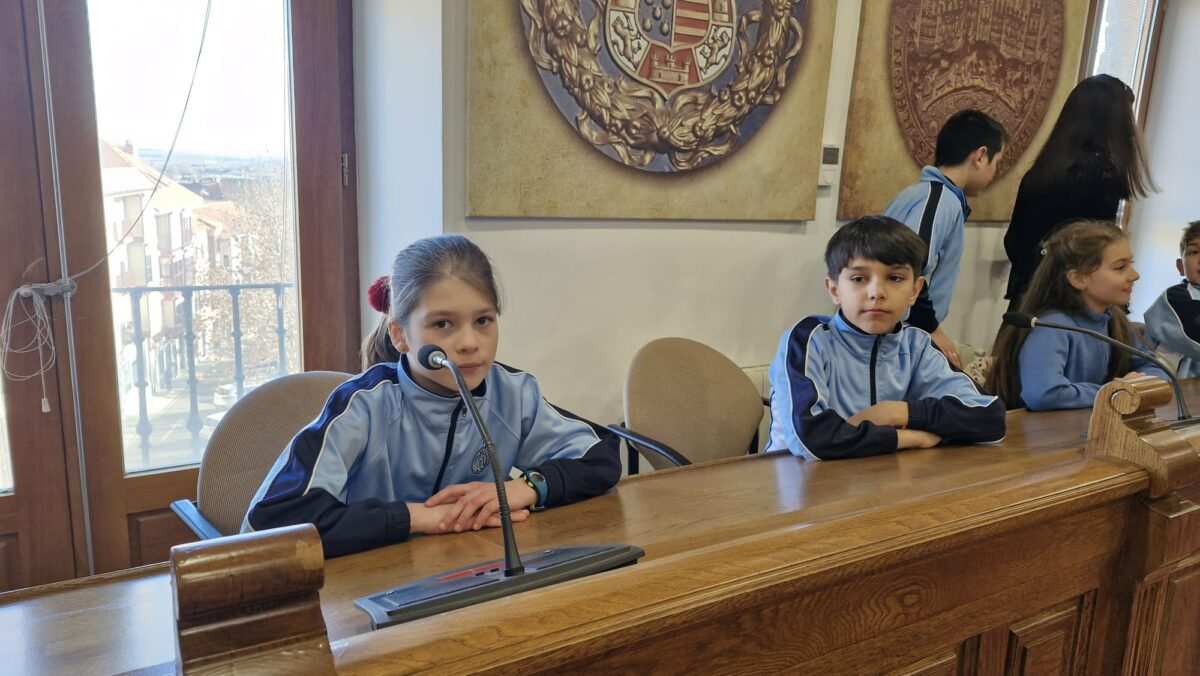 Niños del colegio San Vicente de Paul en la entrega de diplomas por las postales navideñas.