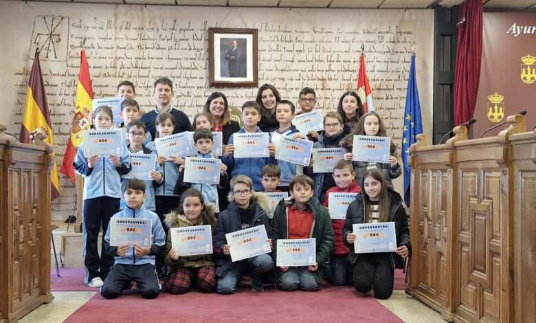Niños y niñas participantes del concurso de postales navideñas.