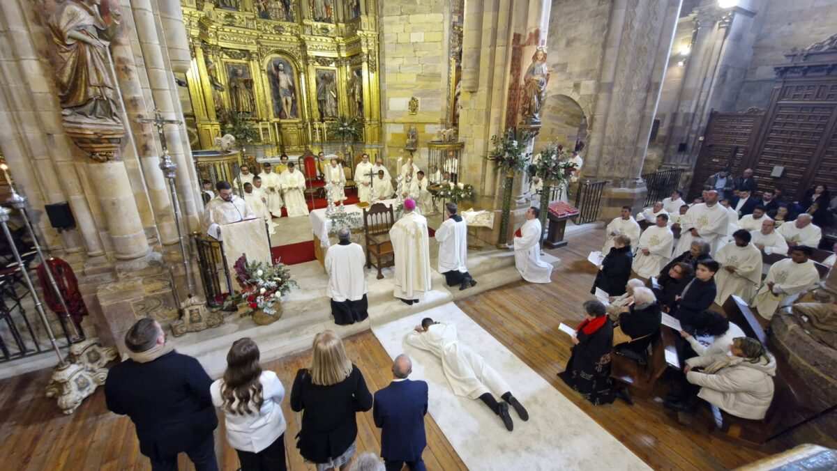 Enrique Alonso se ordena diácono