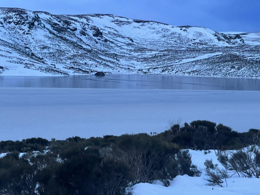 Laguna de los Peces en Sanabria casi congelada