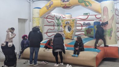 Niños y niñas en los hinchables de Carnaval de Benavente