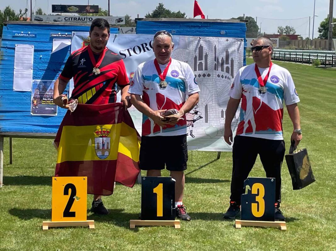Pablo Casado en el podium de Astorga