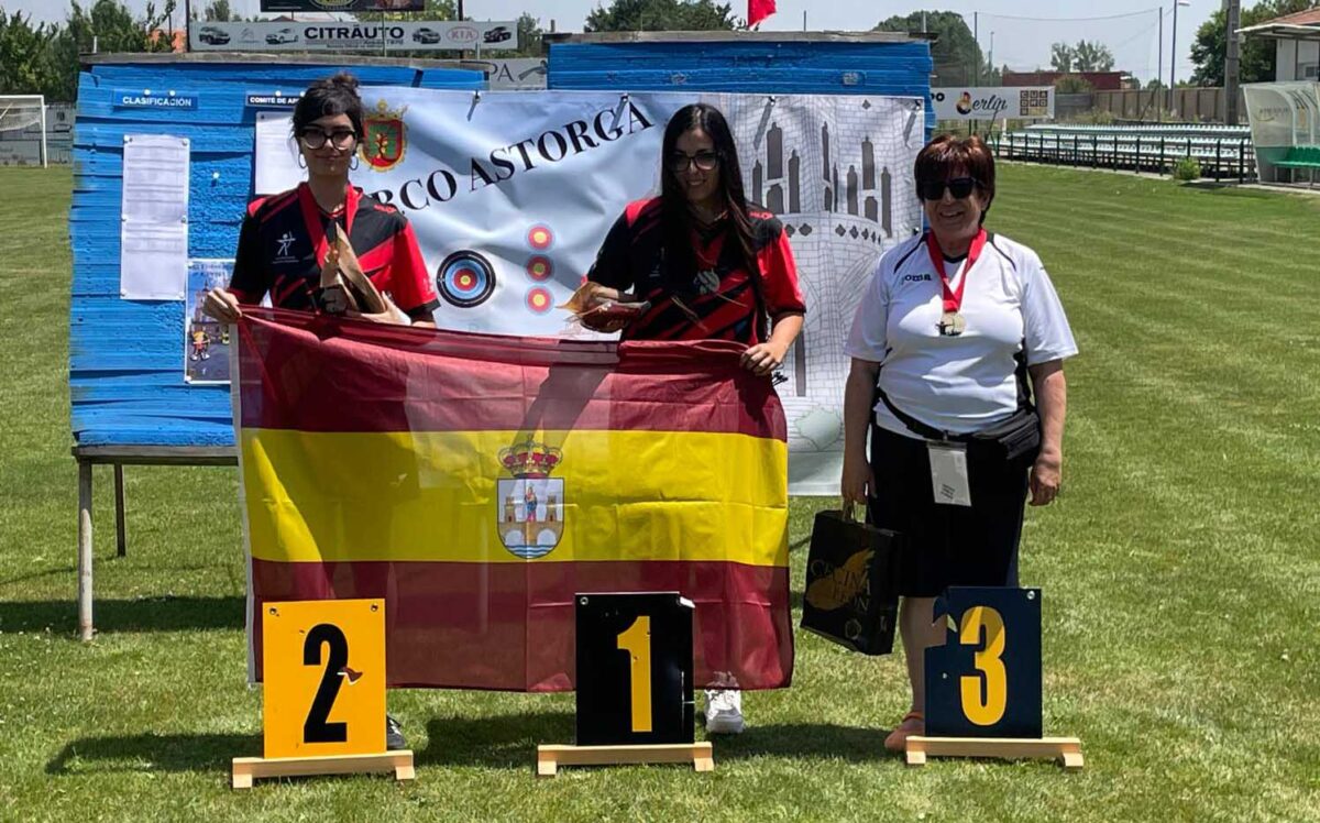 Sara y Johanna Herrero en el podium de Astorga