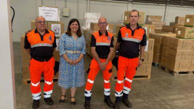 Protección Civil Benavente y la alcaldesa Beatriz Asensio recibiendo material de la Junta