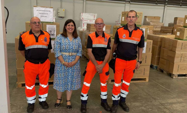 Protección Civil Benavente y la alcaldesa Beatriz Asensio recibiendo material de la Junta