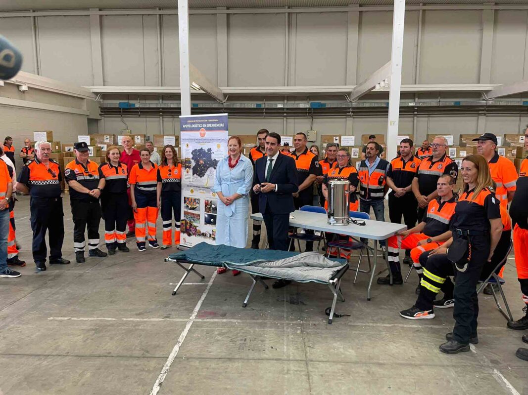 Agrupaciones de Protección Civil recibiendo el material de la Junta