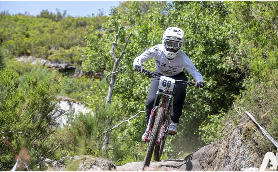 Sara Yusto en pleno descenso