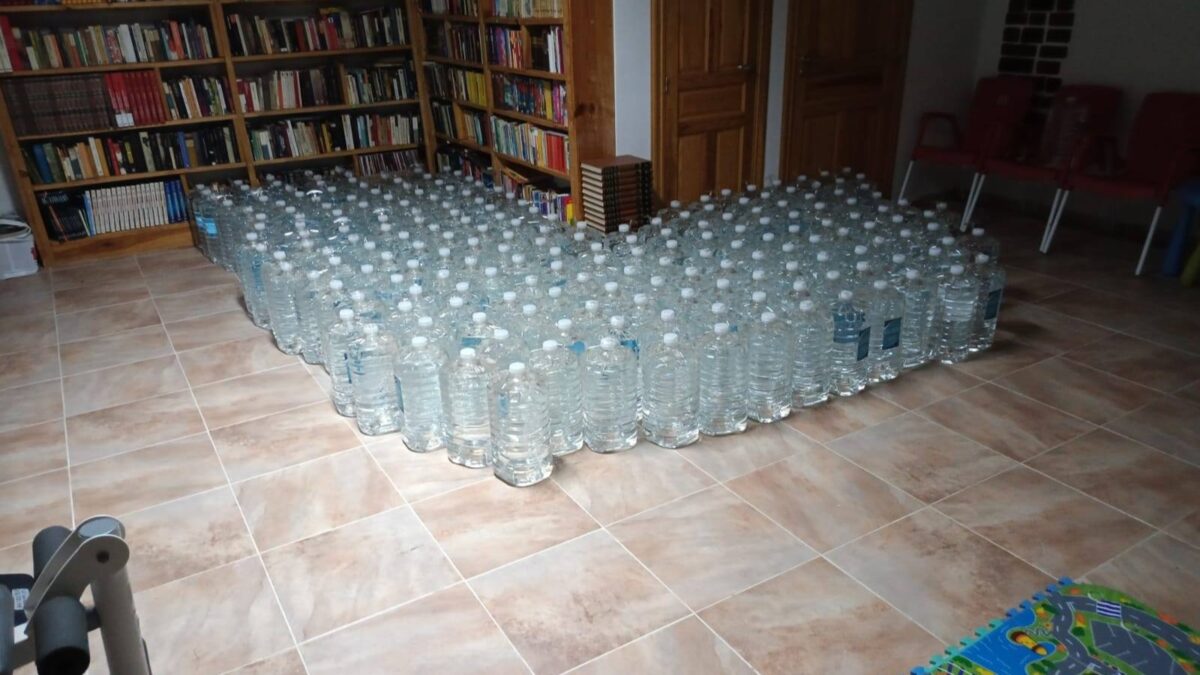 garrafas de agua llegan a Vigo de Sanabria tras detectarse turbidez en el suministro