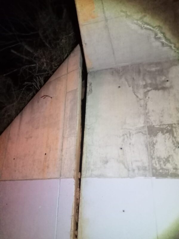 Daños visibles en el paso bajo la autovía entre Quintanilla de Urz y Quiruelas, motivo por el cual la carretera ha sido cerrada al tráfico.