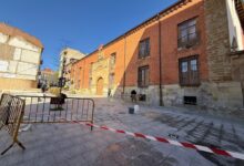 Reparación de baldosas en la plaza San Francisco