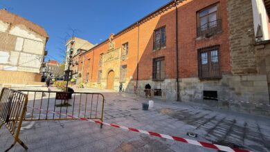 Reparación de baldosas en la plaza San Francisco