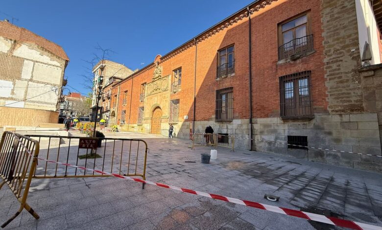 Reparación de baldosas en la plaza San Francisco